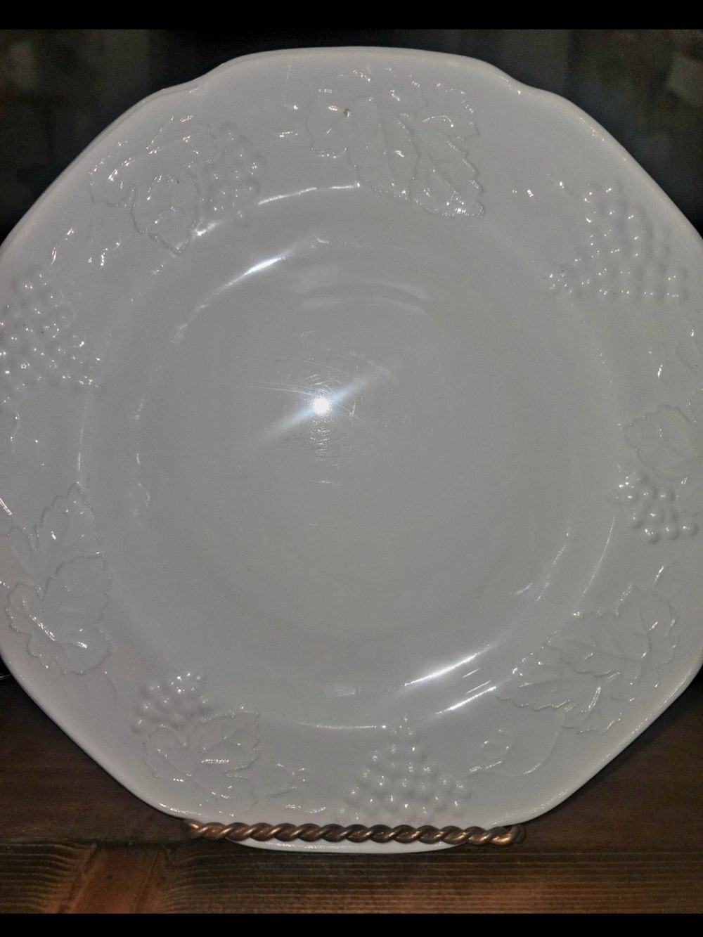White Embossed Grape Motif Dinner Plate - Elegant Home Dining - Picture 1 of 4